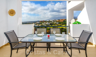 Apartamento en venta listo para entrar a vivir con amplias vistas al golf y al mar en un exclusivo complejo de golf en Benahavis - Marbella 62361 