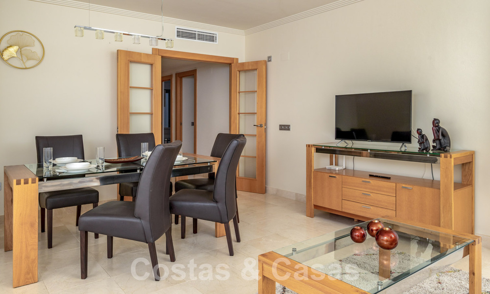 Apartamento en venta listo para entrar a vivir con amplias vistas al golf y al mar en un exclusivo complejo de golf en Benahavis - Marbella 62363