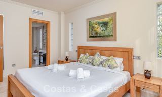 Apartamento en venta listo para entrar a vivir con amplias vistas al golf y al mar en un exclusivo complejo de golf en Benahavis - Marbella 62365 