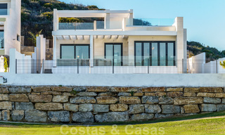 Nueva promoción de modernas villas de lujo en venta, en primera línea de golf con vistas al mar en Mijas, Costa del Sol 62444 
