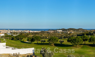 Nueva promoción de modernas villas de lujo en venta, en primera línea de golf con vistas al mar en Mijas, Costa del Sol 62446 