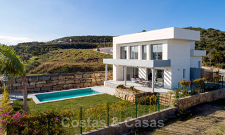 Nueva promoción de modernas villas de lujo en venta, en primera línea de golf con vistas al mar en Mijas, Costa del Sol 62477 