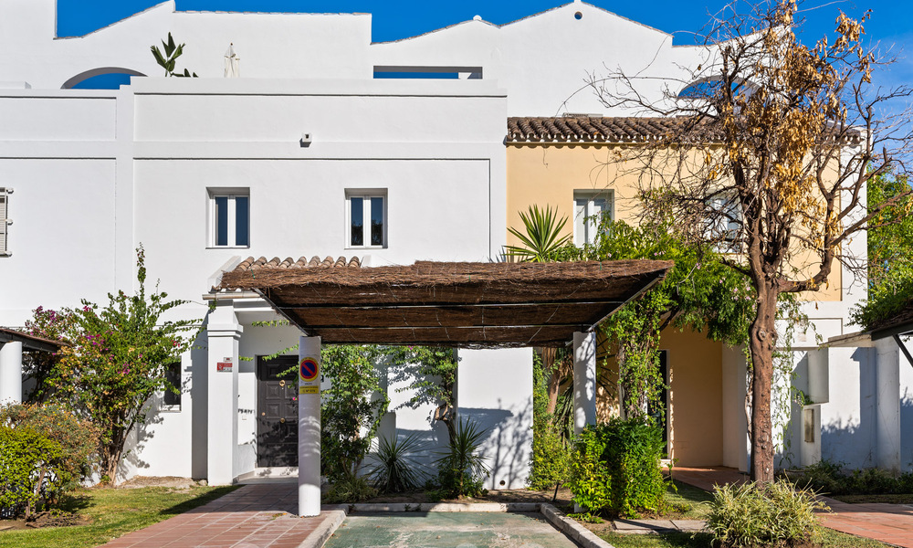 Casa adosada reformada con estilo en venta, junto al campo de golf de La Quinta en Benahavis - Marbella 62830