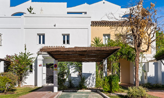 Casa adosada reformada con estilo en venta, junto al campo de golf de La Quinta en Benahavis - Marbella 62830 