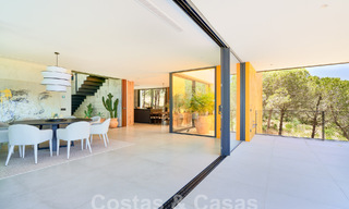 Villa de diseño con arquitectura vanguardista en venta situada en una zona verde de Sotogrande, Costa del Sol 62853 