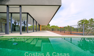 Villa de diseño con arquitectura vanguardista en venta situada en una zona verde de Sotogrande, Costa del Sol 62860 