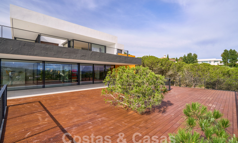 Villa de diseño con arquitectura vanguardista en venta situada en una zona verde de Sotogrande, Costa del Sol 62861