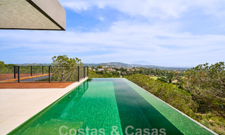 Villa de diseño con arquitectura vanguardista en venta situada en una zona verde de Sotogrande, Costa del Sol 62862 