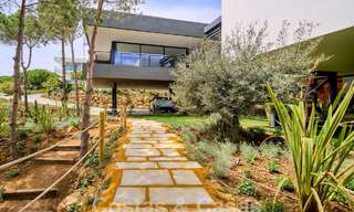 Villa de diseño con arquitectura vanguardista en venta situada en una zona verde de Sotogrande, Costa del Sol 62864 