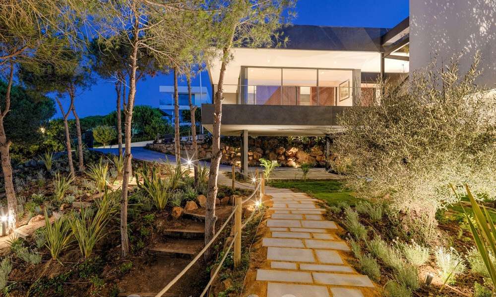 Villa de diseño con arquitectura vanguardista en venta situada en una zona verde de Sotogrande, Costa del Sol 62873