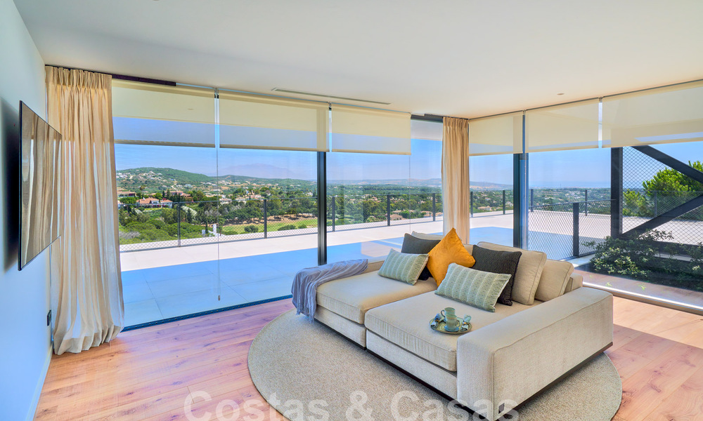 Villa de diseño con arquitectura vanguardista en venta situada en una zona verde de Sotogrande, Costa del Sol 62875