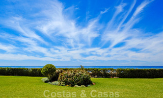 Amplio ático de lujo en venta con 4 dormitorios y vistas al mar en un complejo de playa en Marbella Este 62894 