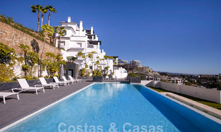 Moderno apartamento con amplia terraza en venta con vistas al mar y cerca de campos de golf en urbanización cerrada en La Quinta, Marbella - Benahavis 62948 