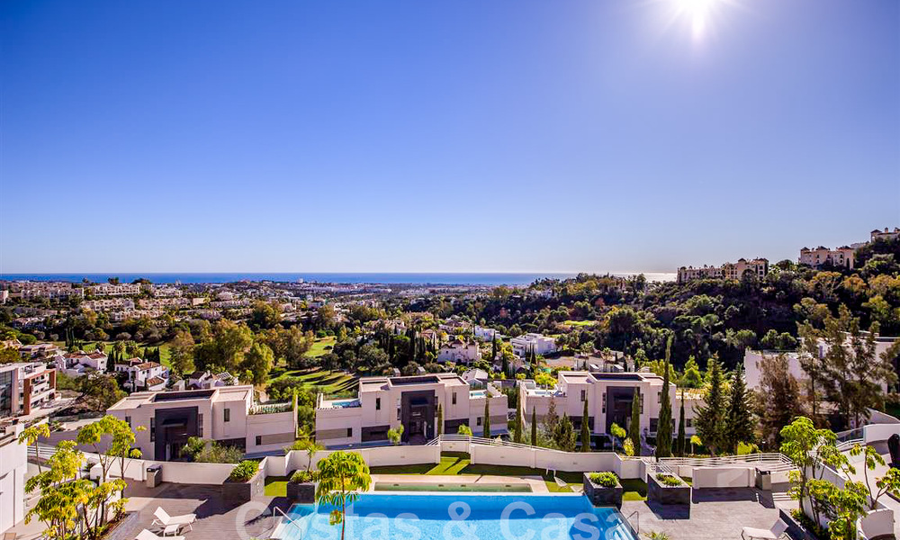 Moderno apartamento con amplia terraza en venta con vistas al mar y cerca de campos de golf en urbanización cerrada en La Quinta, Marbella - Benahavis 62949