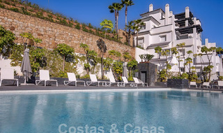 Moderno apartamento con amplia terraza en venta con vistas al mar y cerca de campos de golf en urbanización cerrada en La Quinta, Marbella - Benahavis 62966 