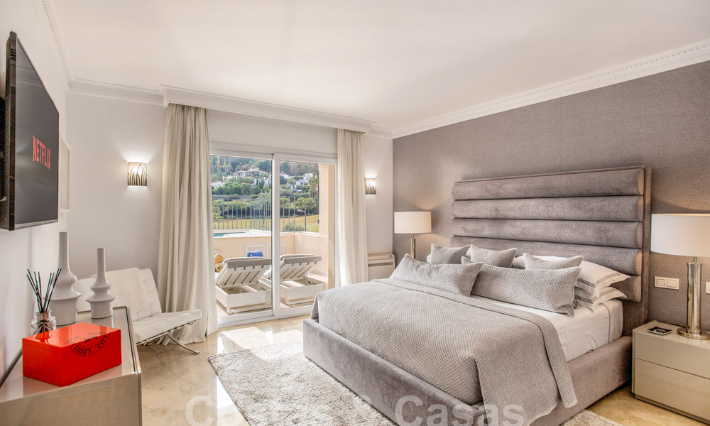 Amplio y lujoso ático de 4 dormitorios en venta en complejo en primera línea de golf en Nueva Andalucía, Marbella 63068