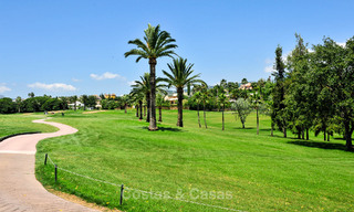 Amplio y lujoso ático de 4 dormitorios en venta en complejo en primera línea de golf en Nueva Andalucía, Marbella 63114 