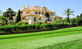 Amplio y lujoso ático de 4 dormitorios en venta en complejo en primera línea de golf en Nueva Andalucía, Marbella 63115 