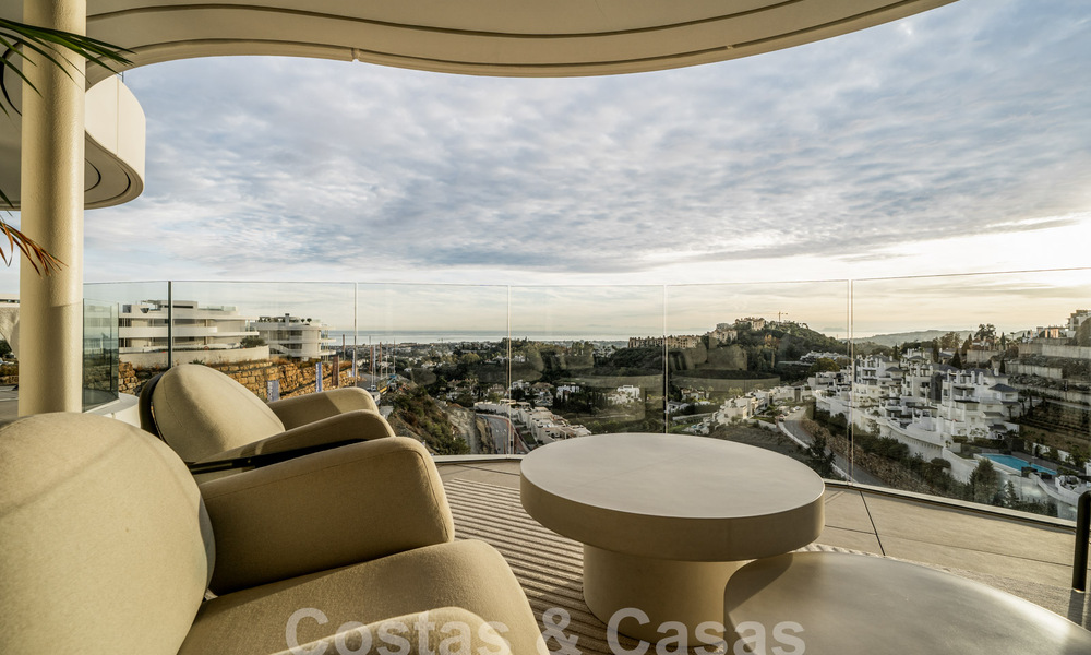 Sofisticado y moderno apartamento en venta con vistas al mar, golf y montaña en Benahavis – Marbella 63124