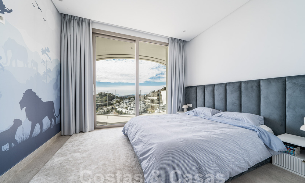 Sofisticado y moderno apartamento en venta con vistas al mar, golf y montaña en Benahavis – Marbella 63140