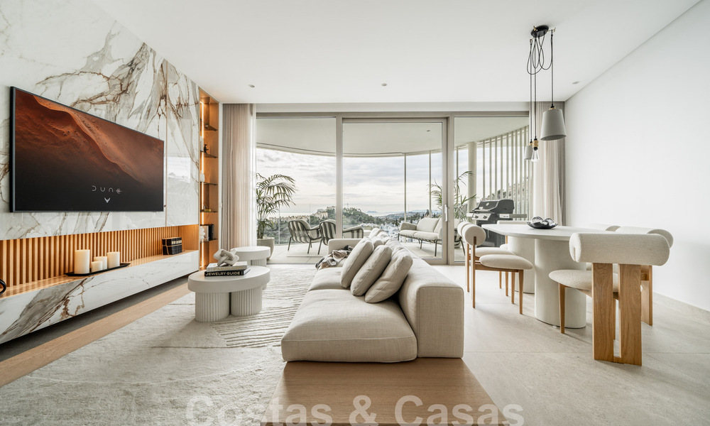 Sofisticado y moderno apartamento en venta con vistas al mar, golf y montaña en Benahavis – Marbella 63149