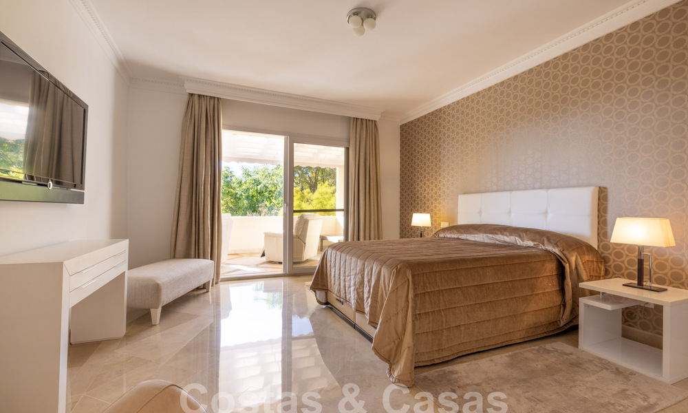 Amplio apartamento de lujo, situado en una exclusiva comunidad cerrada en el campo de golf en venta en Nueva Andalucia, Marbella 63194