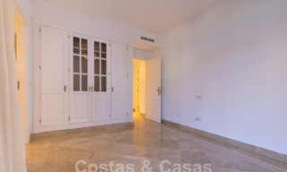 Amplio apartamento de lujo, situado en una exclusiva comunidad cerrada en el campo de golf en venta en Nueva Andalucia, Marbella 63205 