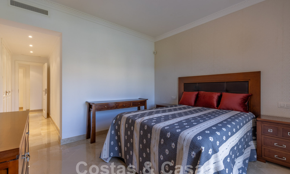 Amplio apartamento de lujo, situado en una exclusiva comunidad cerrada en el campo de golf en venta en Nueva Andalucia, Marbella 63210