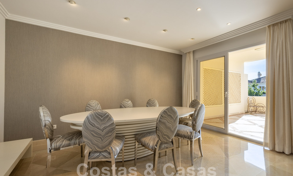 Amplio apartamento de lujo, situado en una exclusiva comunidad cerrada en el campo de golf en venta en Nueva Andalucia, Marbella 63225