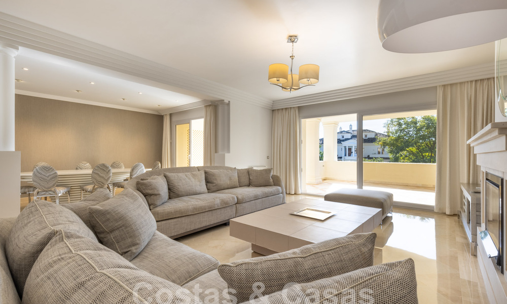 Amplio apartamento de lujo, situado en una exclusiva comunidad cerrada en el campo de golf en venta en Nueva Andalucia, Marbella 63230