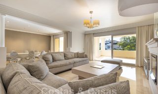 Amplio apartamento de lujo, situado en una exclusiva comunidad cerrada en el campo de golf en venta en Nueva Andalucia, Marbella 63230 