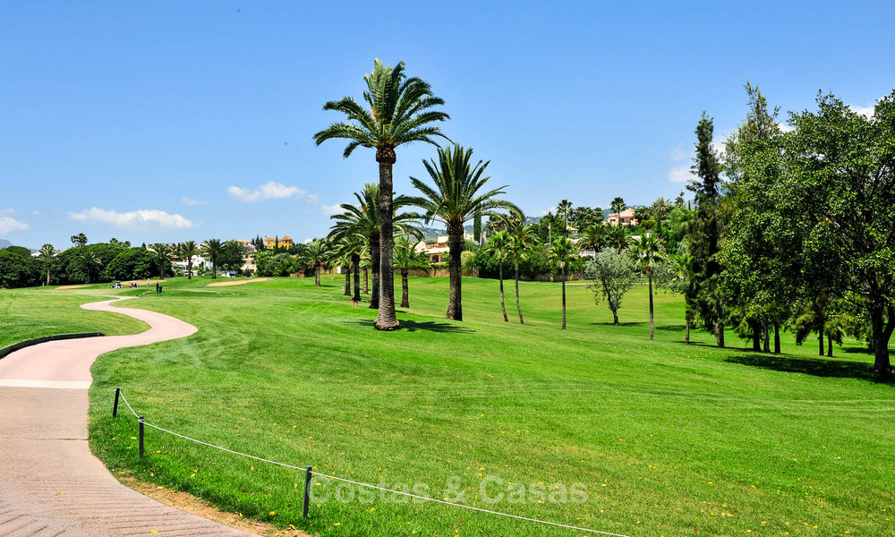 Amplio apartamento de lujo, situado en una exclusiva comunidad cerrada en el campo de golf en venta en Nueva Andalucia, Marbella 63246