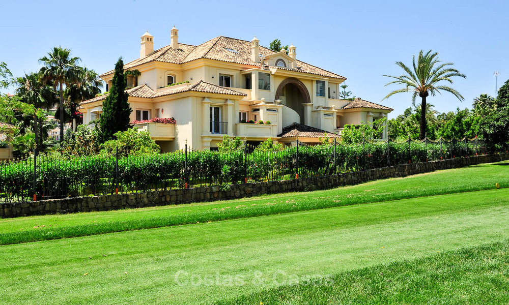 Amplio apartamento de lujo, situado en una exclusiva comunidad cerrada en el campo de golf en venta en Nueva Andalucia, Marbella 63247