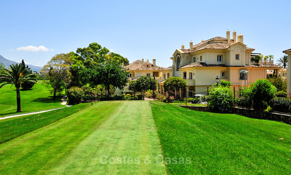 Amplio apartamento de lujo, situado en una exclusiva comunidad cerrada en el campo de golf en venta en Nueva Andalucia, Marbella 63248