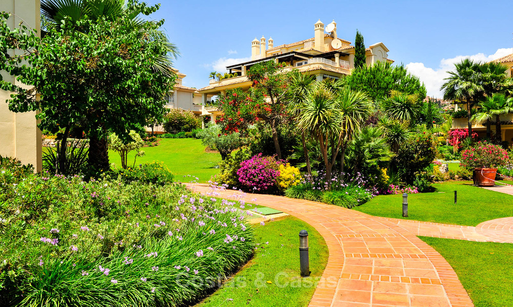 Amplio apartamento de lujo, situado en una exclusiva comunidad cerrada en el campo de golf en venta en Nueva Andalucia, Marbella 63250
