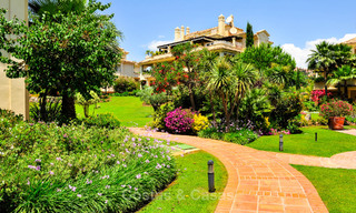 Amplio apartamento de lujo, situado en una exclusiva comunidad cerrada en el campo de golf en venta en Nueva Andalucia, Marbella 63250 