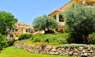 Amplio apartamento de lujo, situado en una exclusiva comunidad cerrada en el campo de golf en venta en Nueva Andalucia, Marbella 63253 