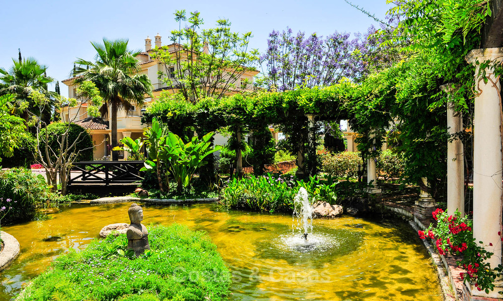 Amplio apartamento de lujo, situado en una exclusiva comunidad cerrada en el campo de golf en venta en Nueva Andalucia, Marbella 63255