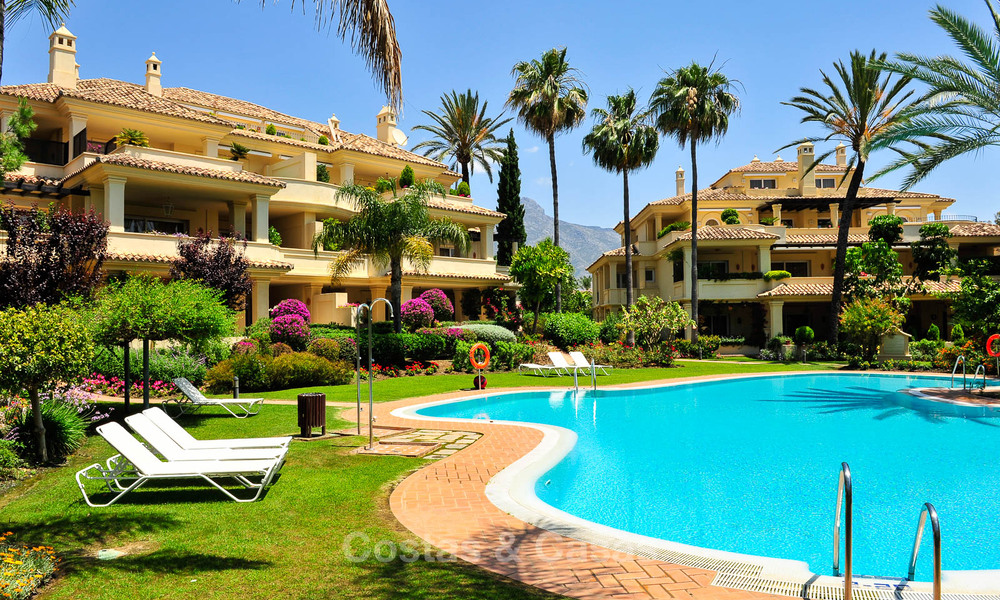 Amplio apartamento de lujo, situado en una exclusiva comunidad cerrada en el campo de golf en venta en Nueva Andalucia, Marbella 63258