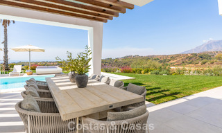 Villa modernista con diseño elegante e impresionantes vistas al mar en venta en urbanización cerrada de golf en Marbella Este 63595 