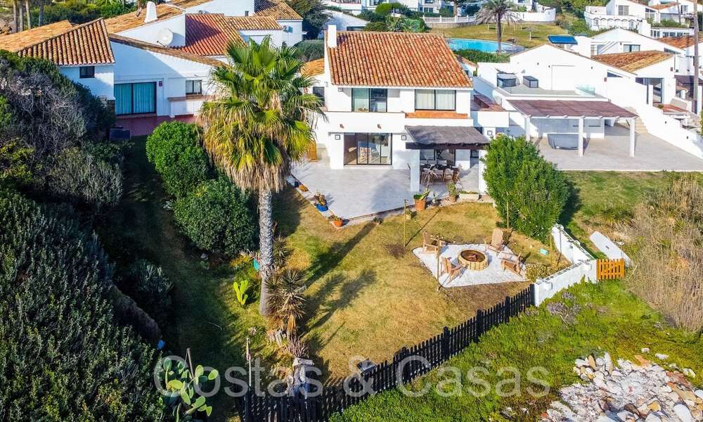Villa mediterránea en venta en primera línea de playa cerca del centro de Estepona 64062