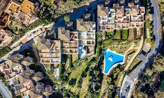 Sofisticado apartamento de lujo con vistas al lago, a la montaña y al mar en venta en Nueva Andalucía, Marbella 64474 
