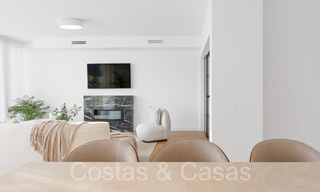 Sofisticado apartamento de lujo con vistas al lago, a la montaña y al mar en venta en Nueva Andalucía, Marbella 64476 