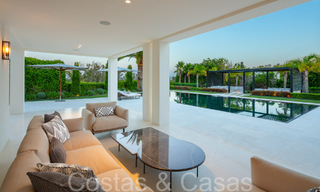 Impresionante villa de lujo con estilo arquitectónico mediterráneo moderno en venta, primera línea de golf en Nueva Andalucía, Marbella 64522 