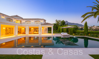 Impresionante villa de lujo con estilo arquitectónico mediterráneo moderno en venta, primera línea de golf en Nueva Andalucía, Marbella 64525 