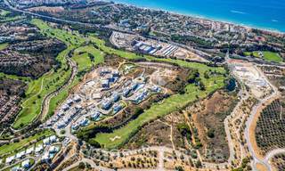 Casas nuevas y modernistas en venta directamente en el campo de golf en el este de Marbella 64755 