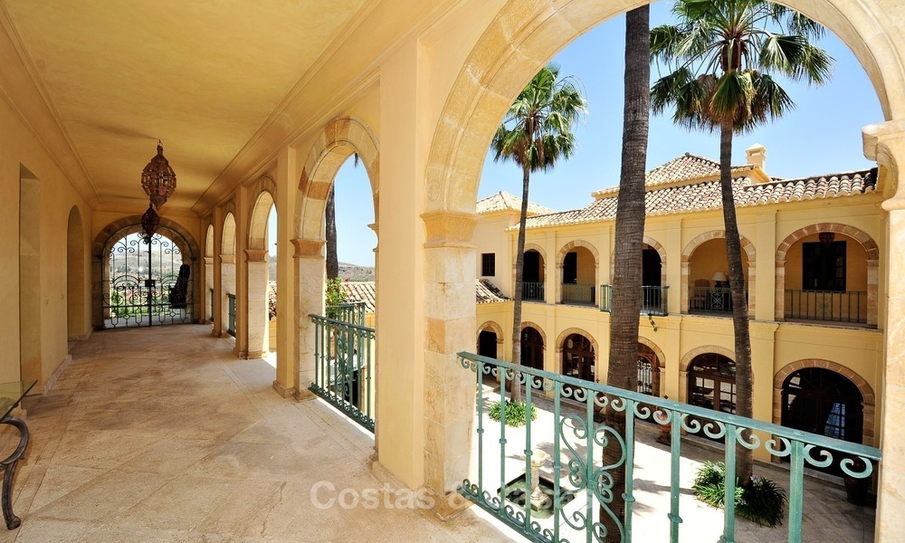 Villa – Propiedad en el interior en venta, entre Marbella y Estepona 872