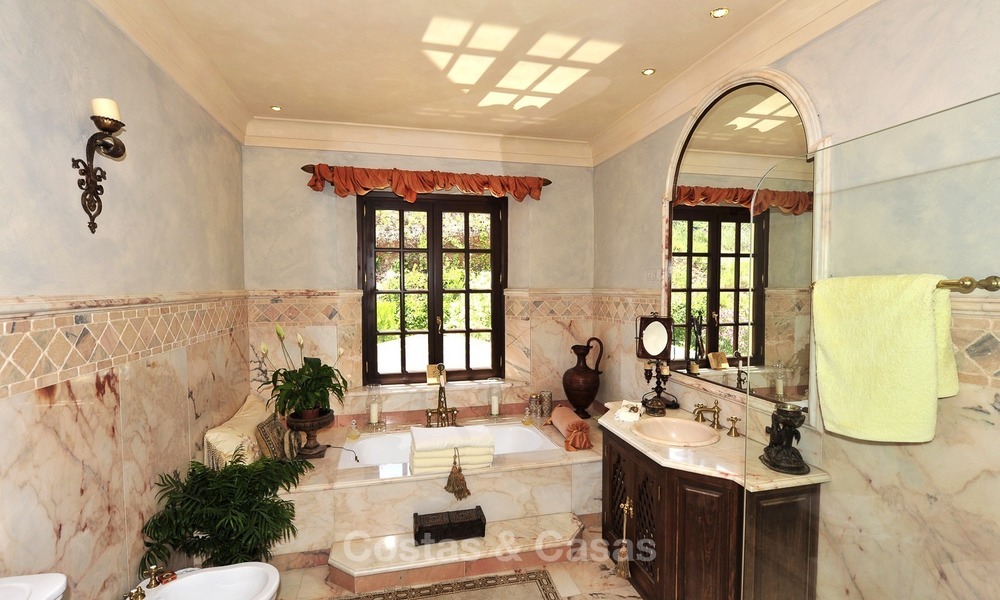 Villa – Propiedad en el interior en venta, entre Marbella y Estepona 874