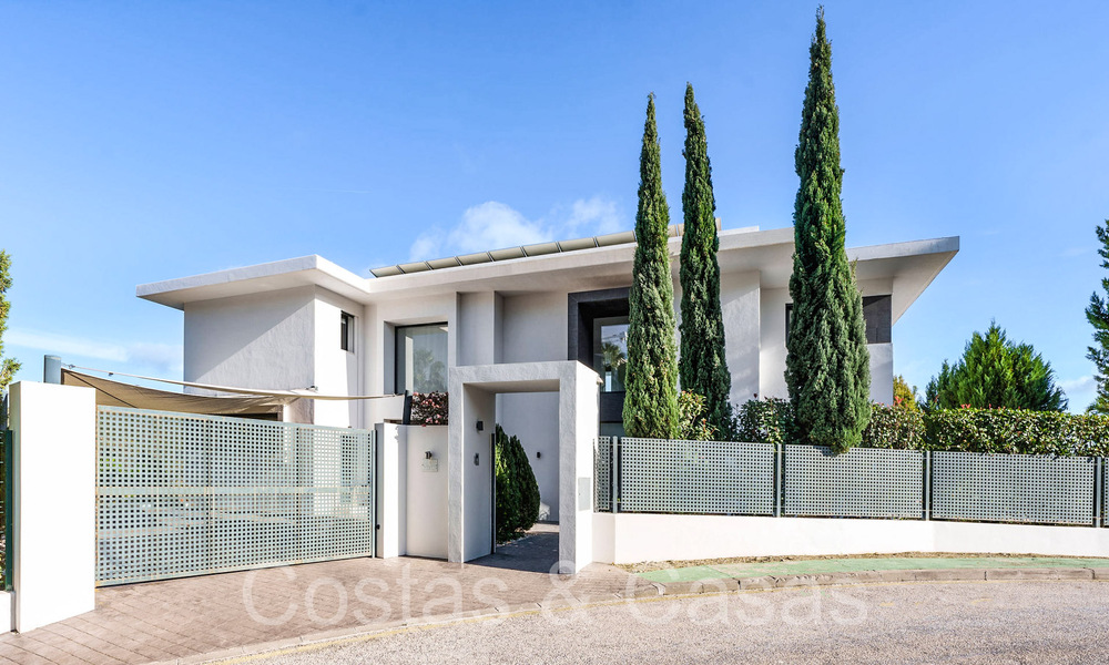 Villa modernista de lujo en venta en una urbanización cerrada en La Quinta, Marbella - Benahavis 65697