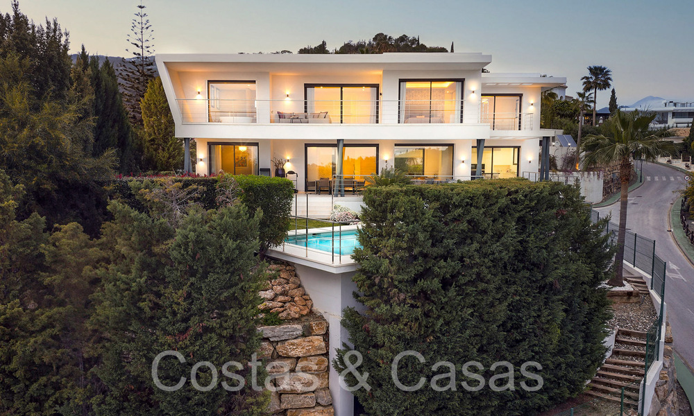 Villa modernista de lujo en venta en una urbanización cerrada en La Quinta, Marbella - Benahavis 65699